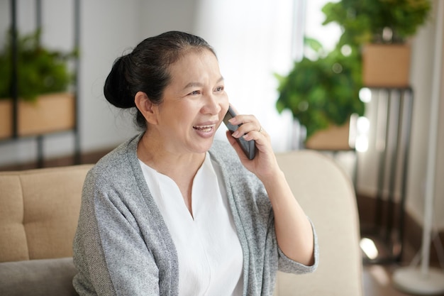 Senior vrouw beantwoorden telefoontje