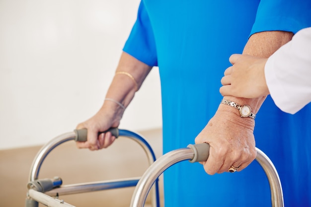 Senior vrouw beweegt met rollator