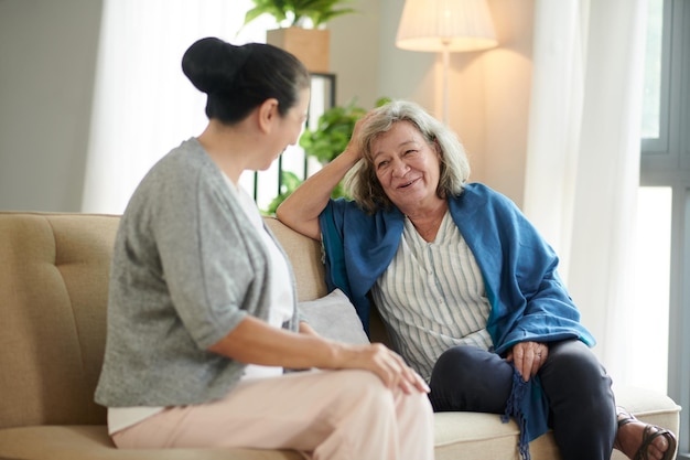 Senior vrouw bezocht haar vriend