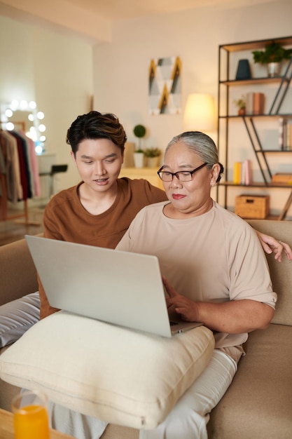 Senior vrouw die laptop leert gebruiken