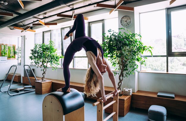 Senior vrouw doet fysieke revalidatie en pilates met haar coach in het sportcentrum