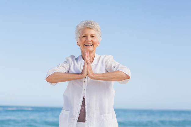 Senior vrouw doet yoga