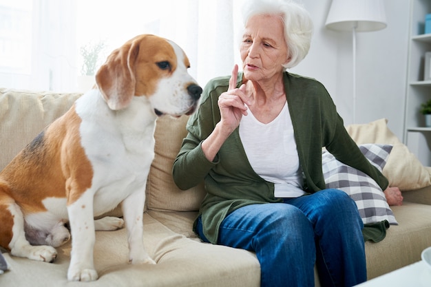 Senior vrouw en haar hond thuis