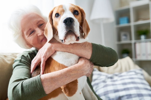 Senior vrouw en haar hond thuis