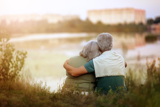 Senior vrouw en man in park