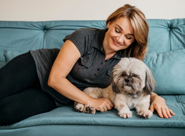 Senior vrouw haar hond aaien