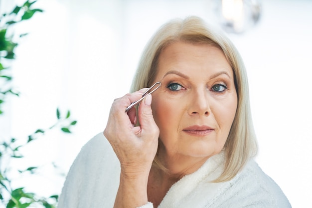 senior vrouw in de badkamer