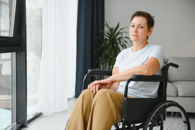 senior vrouw in een rolstoel