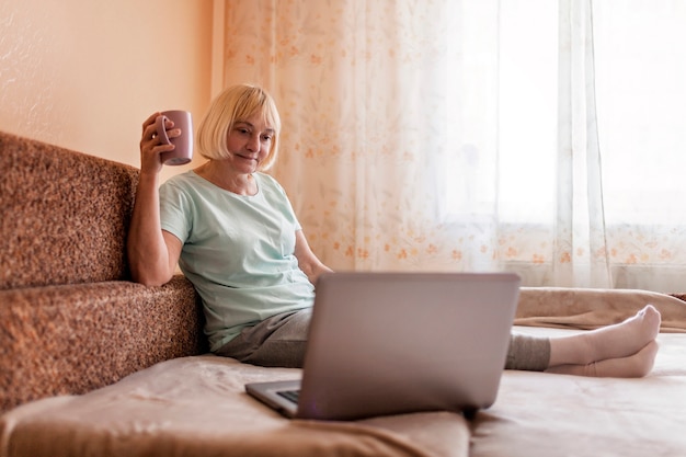 Senior vrouw in een videochat op laptop