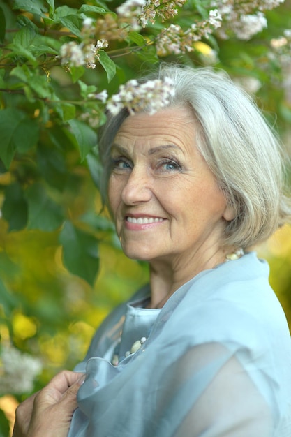 Senior vrouw in zomerpark