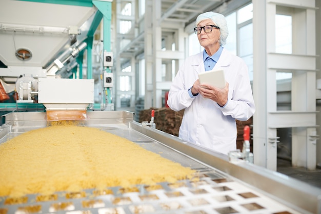 Senior vrouw inspectie productie