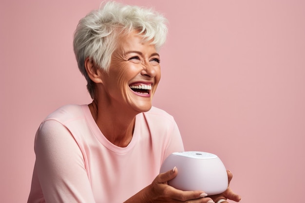 Senior vrouw instrueert slimme luidspreker geïsoleerd op een achtergrond met kleurovergang