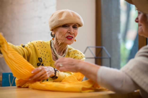 Senior vrouw kijken naar kleding