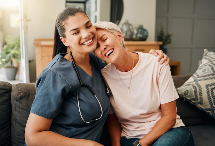 Foto senior vrouw knuffel of medische verzorger in huis woonkamer in comfort vertrouwen ondersteuning of veiligheidsband glimlach gelukkig of lachend verpleeghuis pensionering ouderen en gezondheidszorg braziliaanse verpleegster of hulp