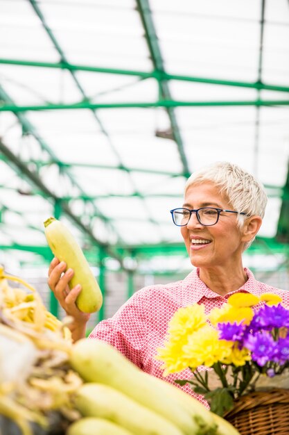 Senior vrouw kopen op de markt