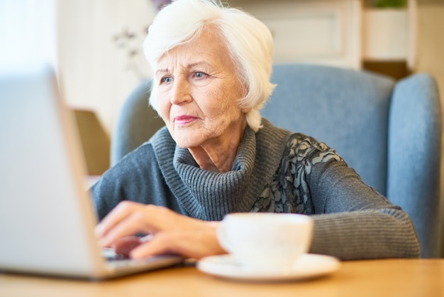 Senior vrouw met behulp van een laptop