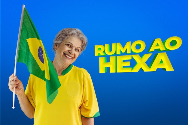 Senior vrouw met de vlag van brazilië op filmische achtergrond geschreven richting hex in het portugees