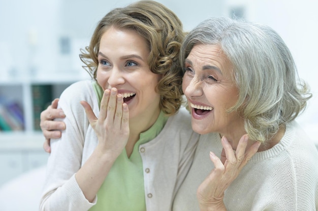 Senior vrouw met dochter