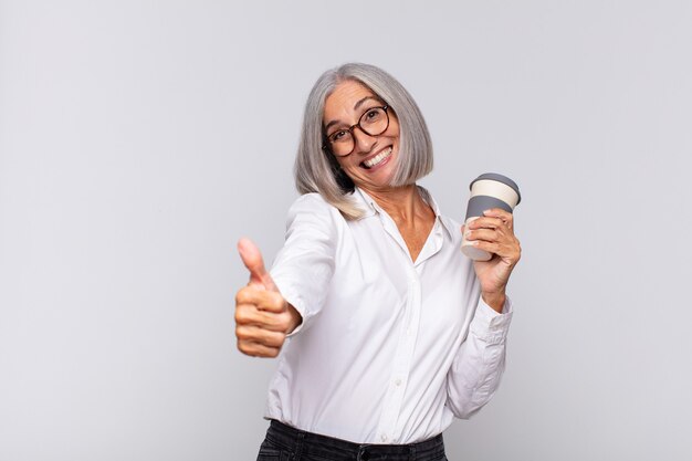 senior vrouw met een afhaalkoffie