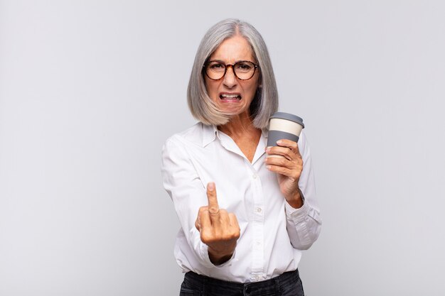 senior vrouw met een afhaalkoffie