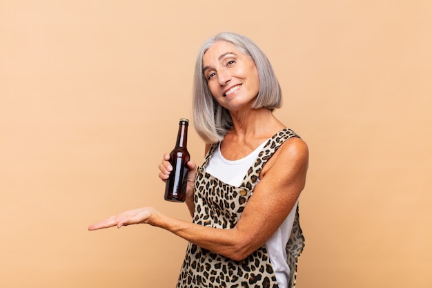 senior vrouw met een biertje