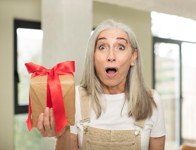 Foto senior vrouw met een geschenkdoos