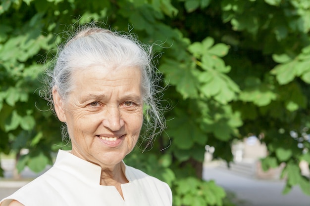 Senior vrouw met een glimlach op straat