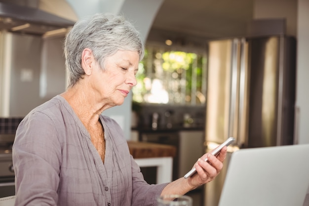 Foto senior vrouw met een mobiele telefoon