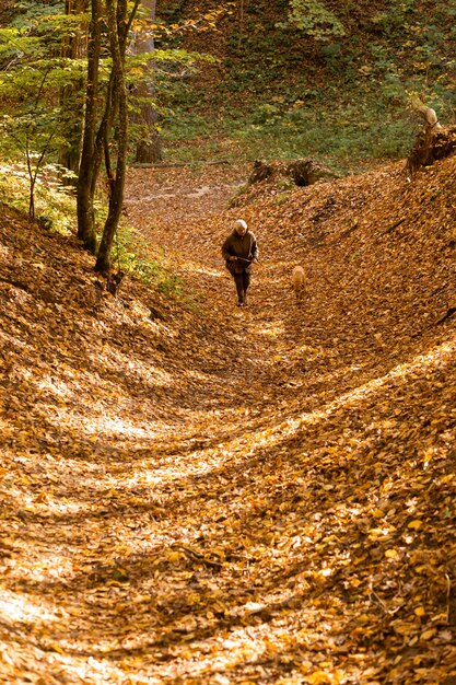 Senior vrouw met hond op een wandeling