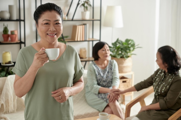 Senior vrouw met kopje thee