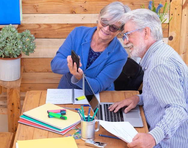 Foto senior vrouw met man die telefoon gebruikt