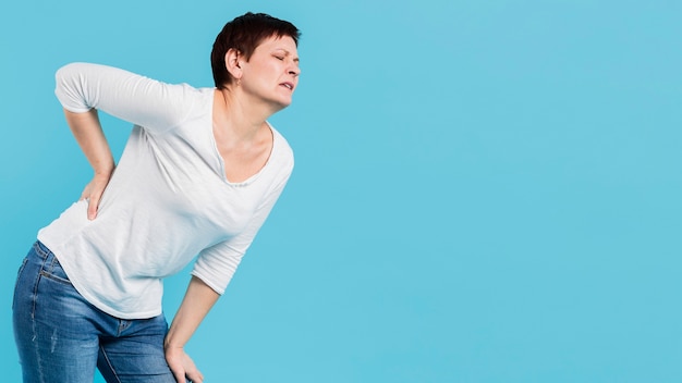 Foto senior vrouw met medische problemen