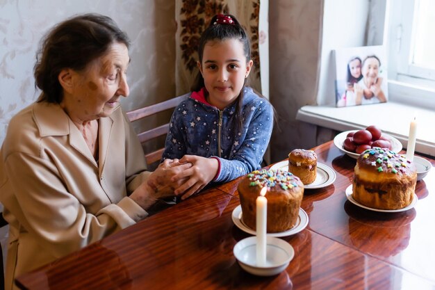 senior vrouw met paaseieren en paascake.