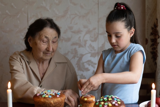 senior vrouw met paaseieren en paascake.