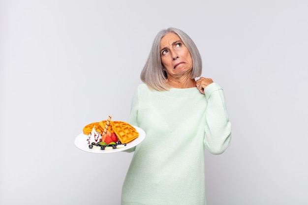 Foto senior vrouw met wafels