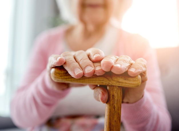 Senior vrouw met wandelstok