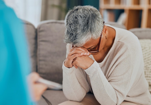 Senior vrouw ondersteuning en geestelijke gezondheid op de bank in therapie of counseling hulp voor depressie angst en gezondheidszorg Psycholoog afspraak trieste vrouw op de bank of consulting in psychologie kantoor