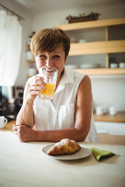 Senior vrouw ontbijten