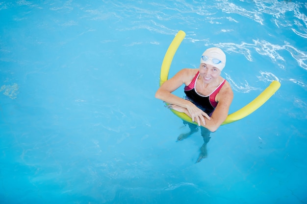 Senior vrouw ontspannen in het water