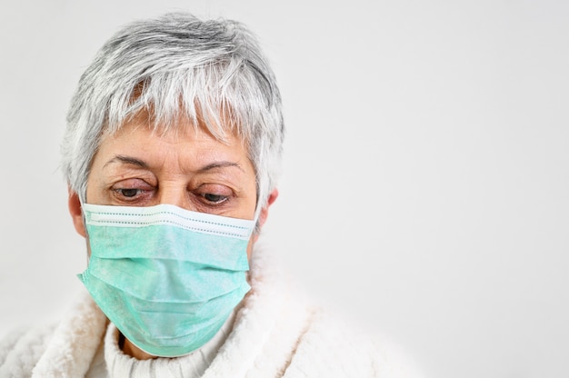 Senior vrouw portret, dragen gezichtsmasker.