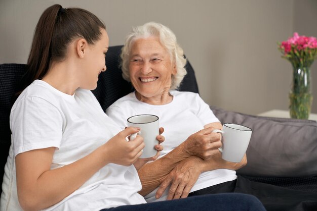 Foto senior vrouw praten met kleindochter