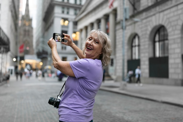 Foto senior vrouw reist de wereld rond