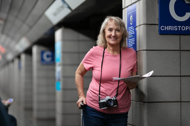 Foto senior vrouw reist de wereld rond