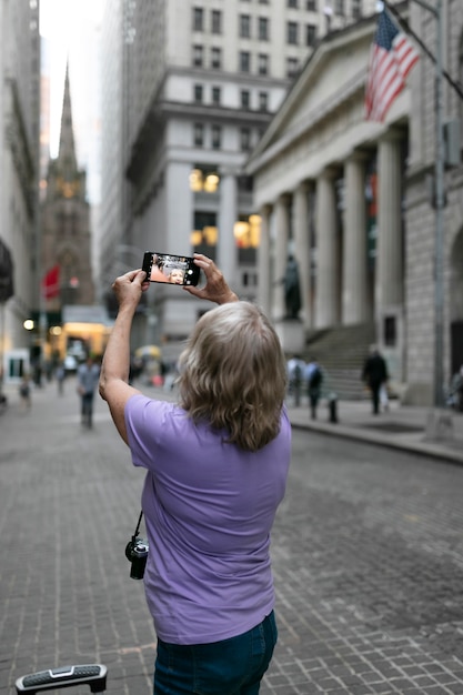 Foto senior vrouw reist de wereld rond