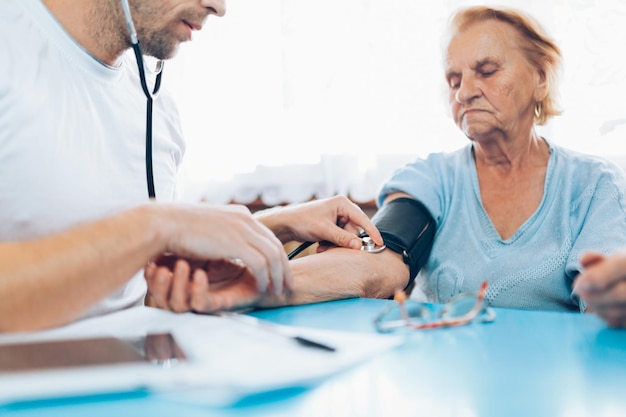 Foto senior vrouw tijdens een medisch onderzoek met beoefenaar