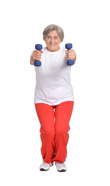 Senior vrouw trainen met halters op witte achtergrond