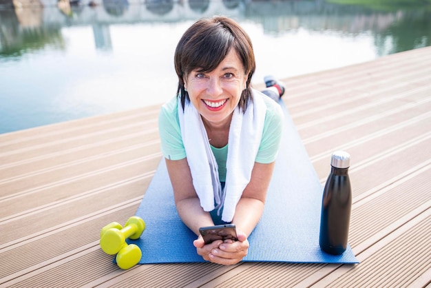 Senior vrouw training buiten trainen