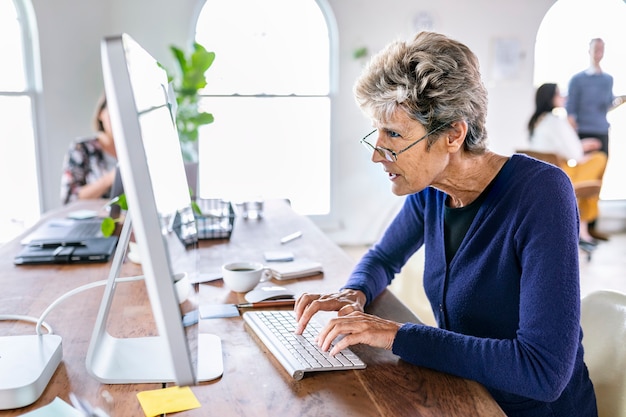 Senior vrouw typen op een computertoetsenbord