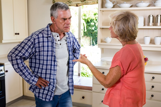 Senior vrouw vechten in keuken