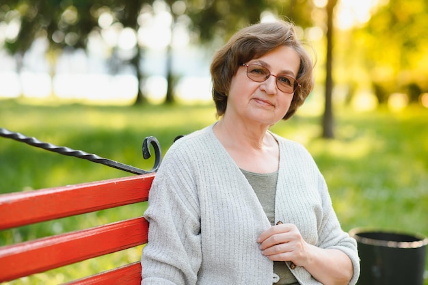 Senior vrouw wandelen in het park in de zomer